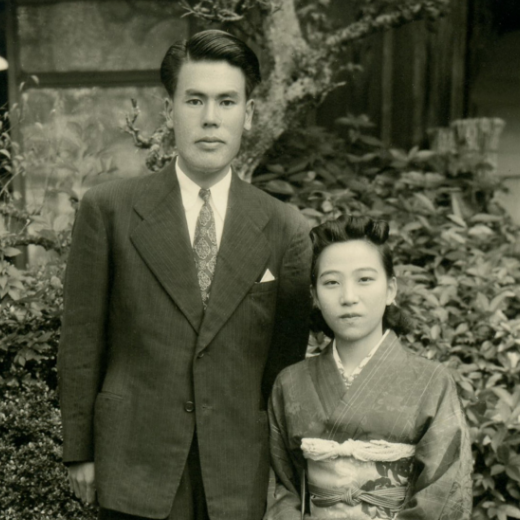 スーツ姿の男性と着物の女性が映ったセピア調の写真
